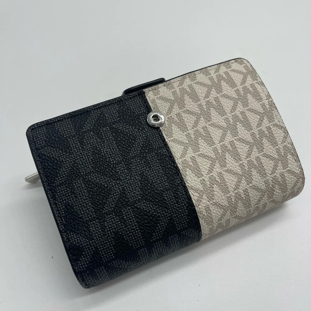 MICHAEL KORS Jet Set Travel Md Bifold Zip Signature Logo Wallet Black Multi NWT